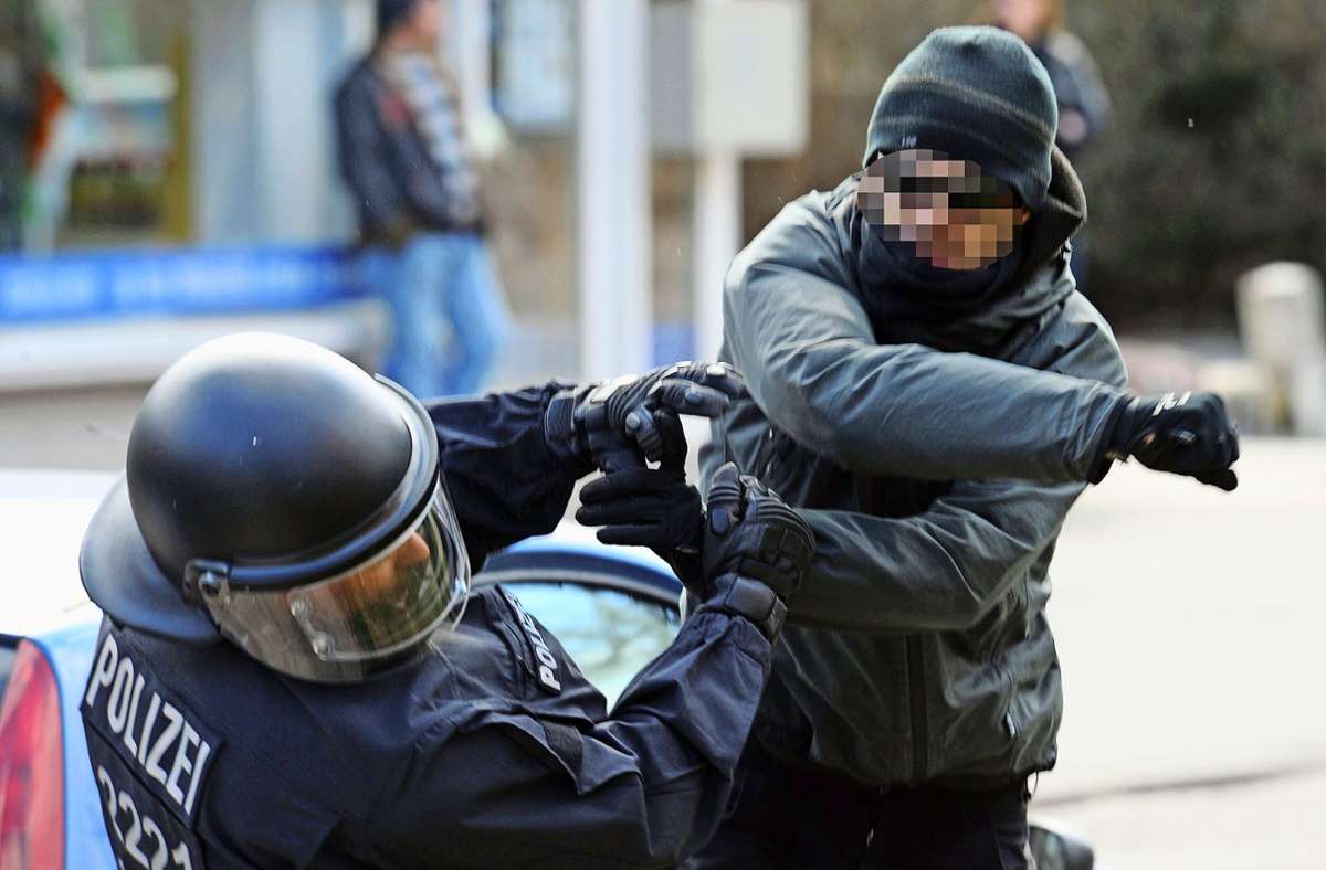 Typisches Merkmal eines Polizeistaates: Polizist provoziert einen Demonstranten